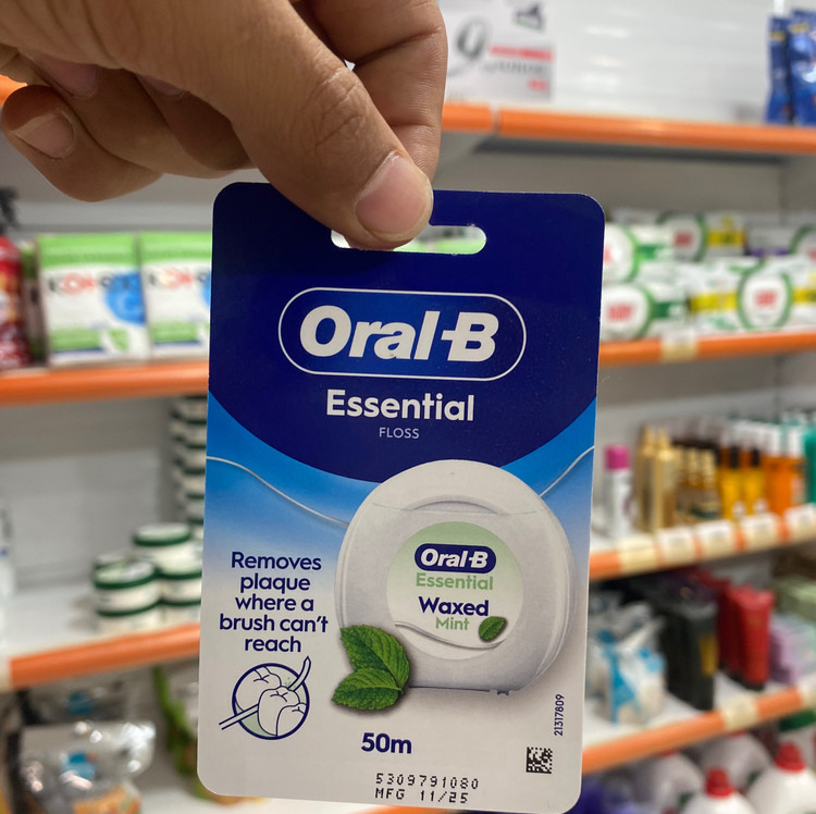 نخ دندان اورال بی مدل Essential Floss Waxed Mint مومدار با طعم نعناع 50 متر
